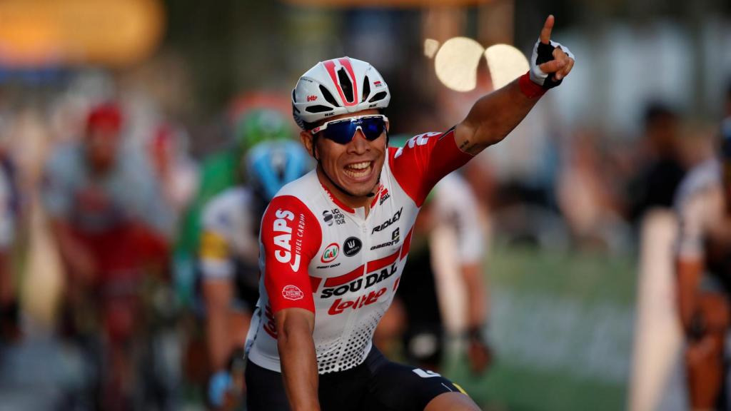 Caleb Ewan cruzando la meta de París en primera posición (Tour de Francia).
