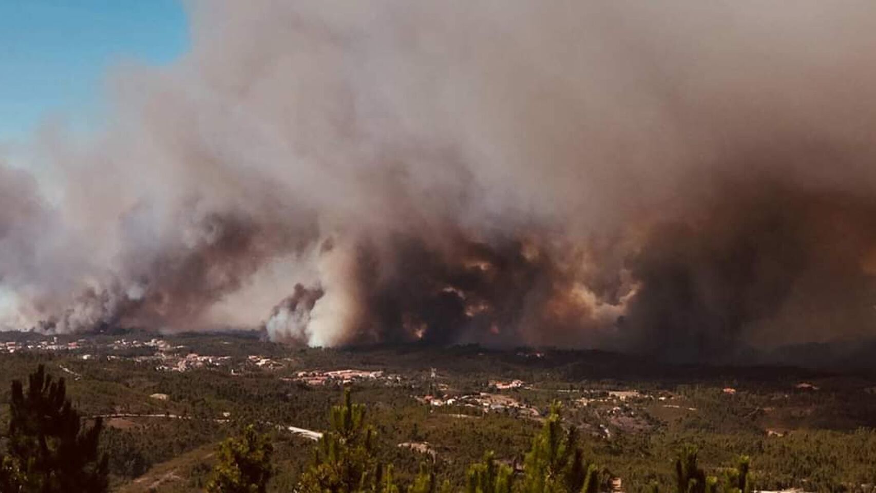 Cuatro incendios en el centro de Portugal movilizan a medio millar de bomberos.