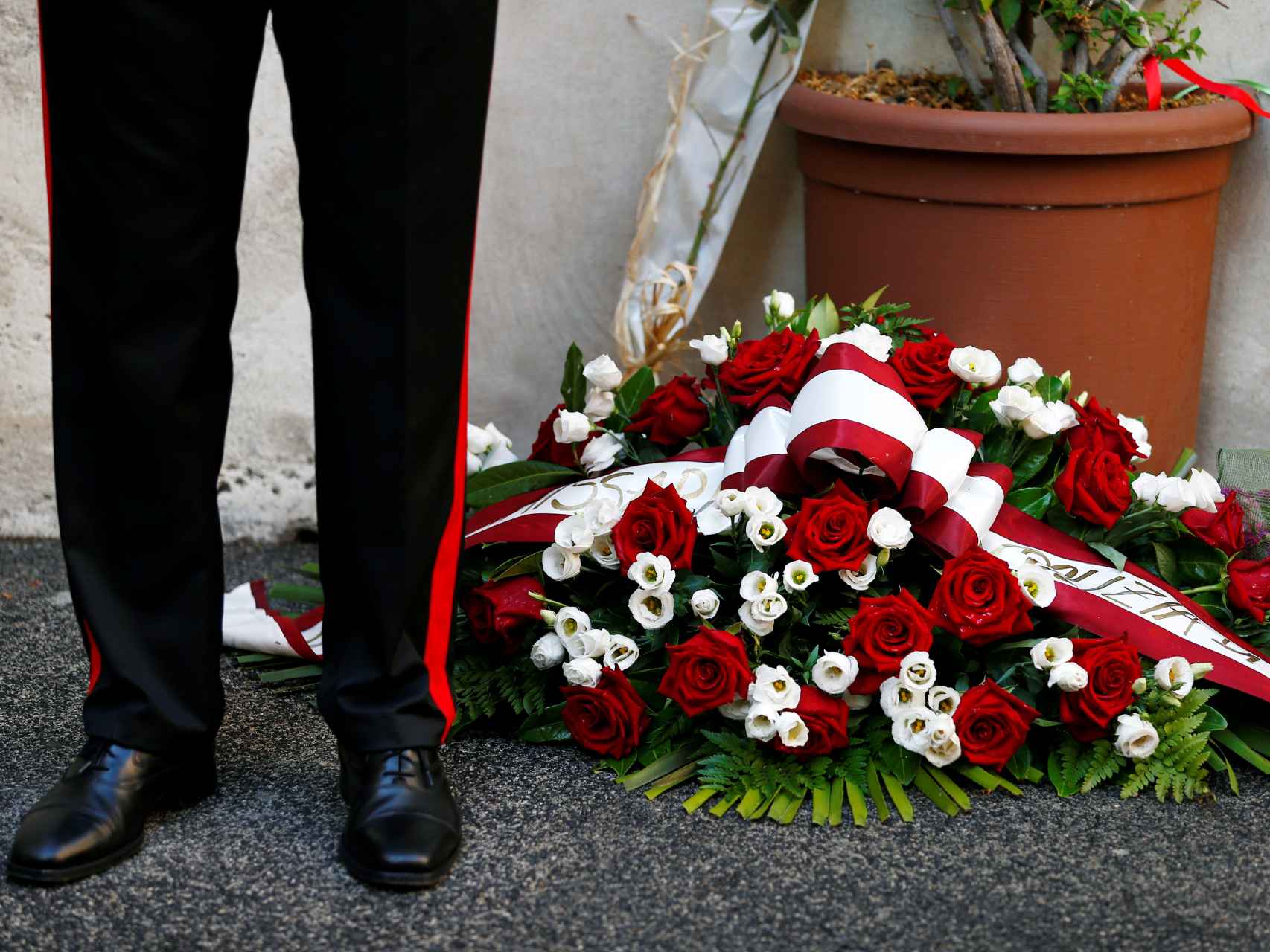 Homenaje por el agente asesinado, este domngo en la capital italiana.