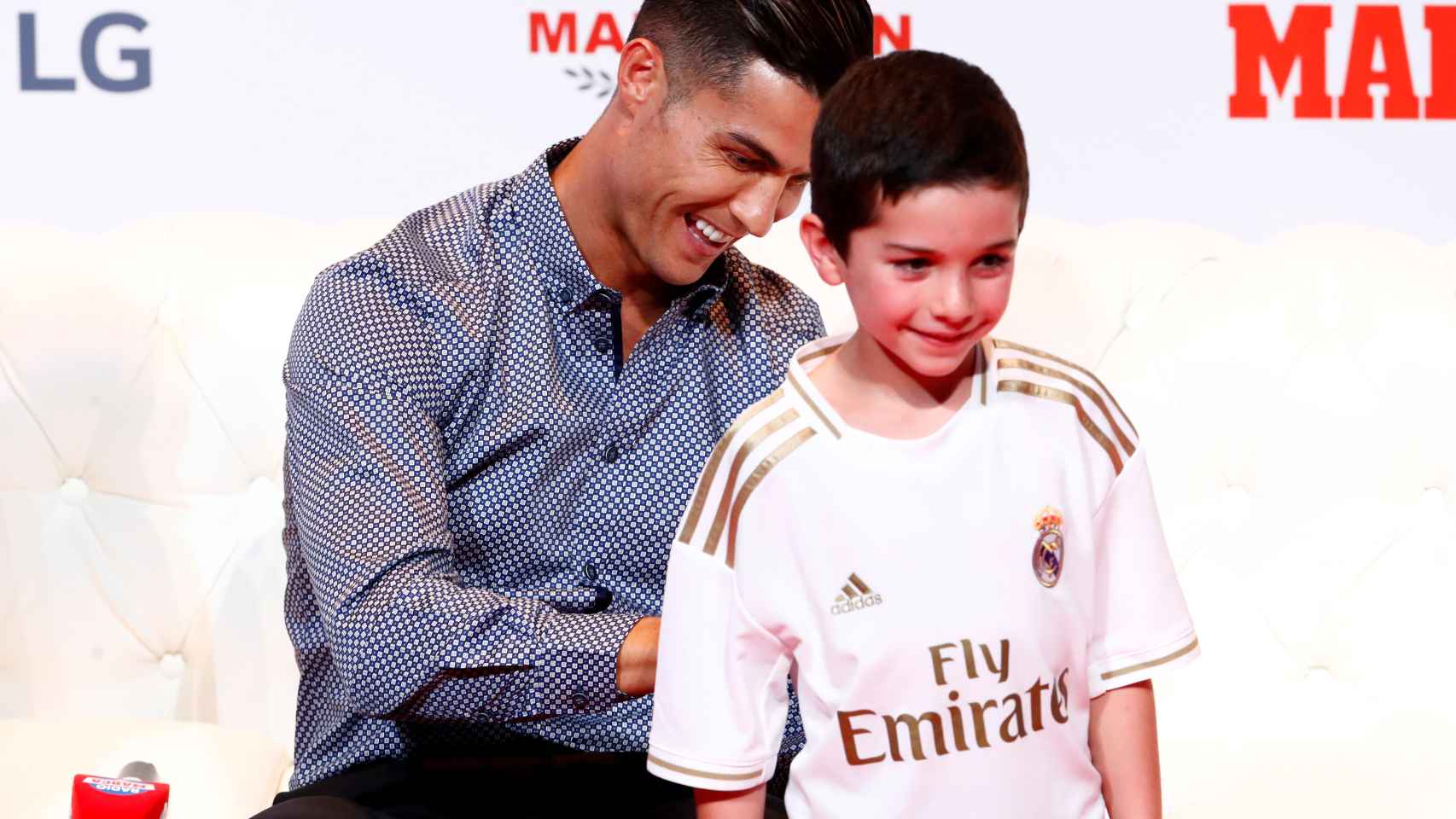Cristiano firma la camiseta del Real Madrid a un niño en la entrega del MARCA Leyenda