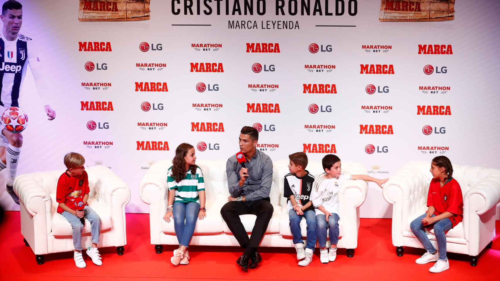Cristiano, rodeado de niños durante la entrega del MARCA Leyenda