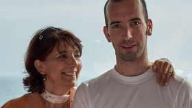 Diego Salvá, junto a su madre, Montserrat, en una fotografía facilitada por la familia.