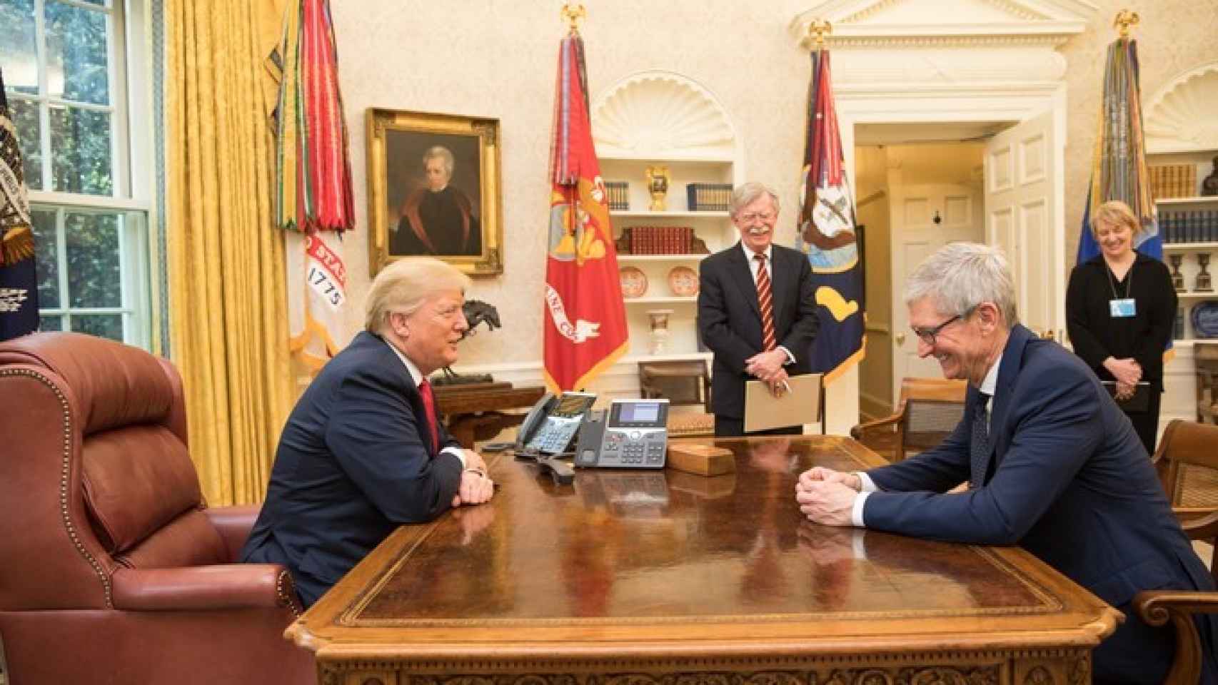 El presidente de Estados Unidos, Donald Trump, junto al CEO de Apple, Tim Cook, durante una reunión.