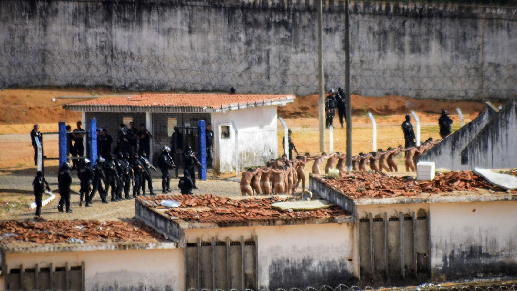 Un grupo de presos es custodiado por la Policía en una prisión brasileña.