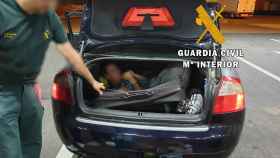 La Guardia Civil auxilia en el puerto a una mujer deshidratada que viajaba oculta en un maleta