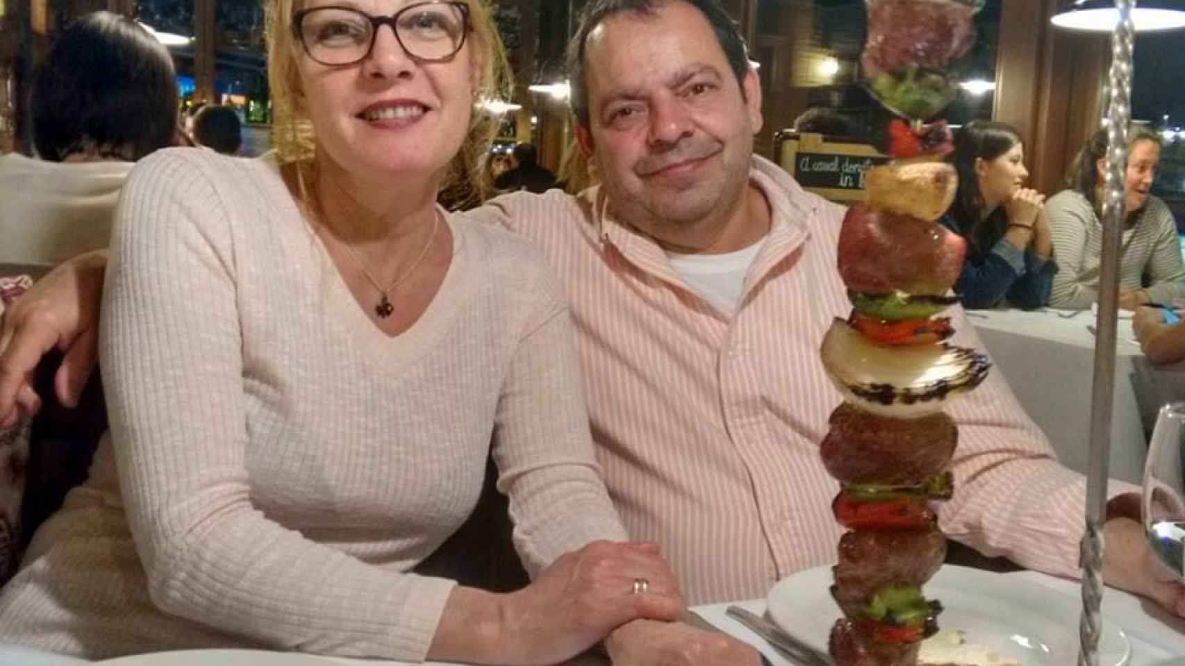 Marichu, junto a su marido, en un restaurante, disfrutando de la vida.