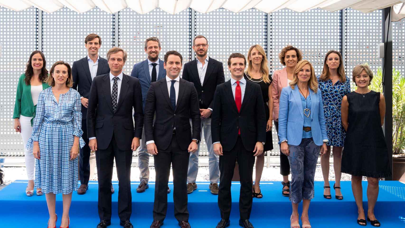 Ana Beltrán, segunda por la derecha en primera fila, en la imagen oficial del nuevo Comité Ejecutivo del PP.