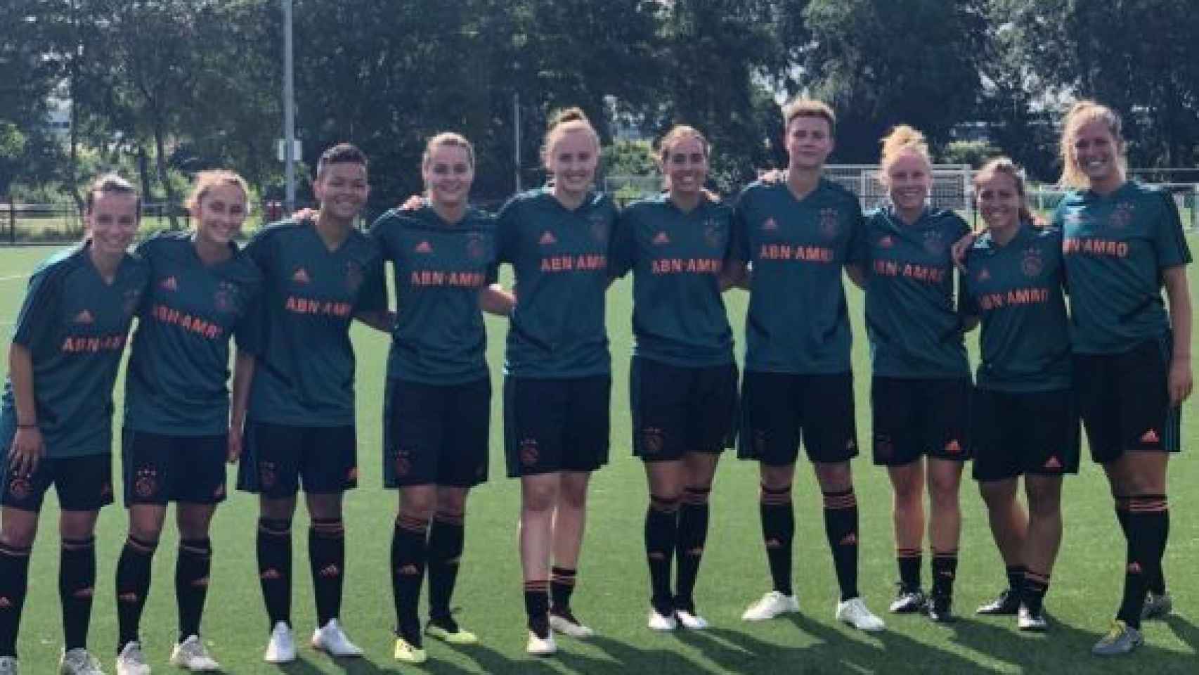 El equipo femenino del Ajax. Foto: Twitter (@AjaxVrouwen)