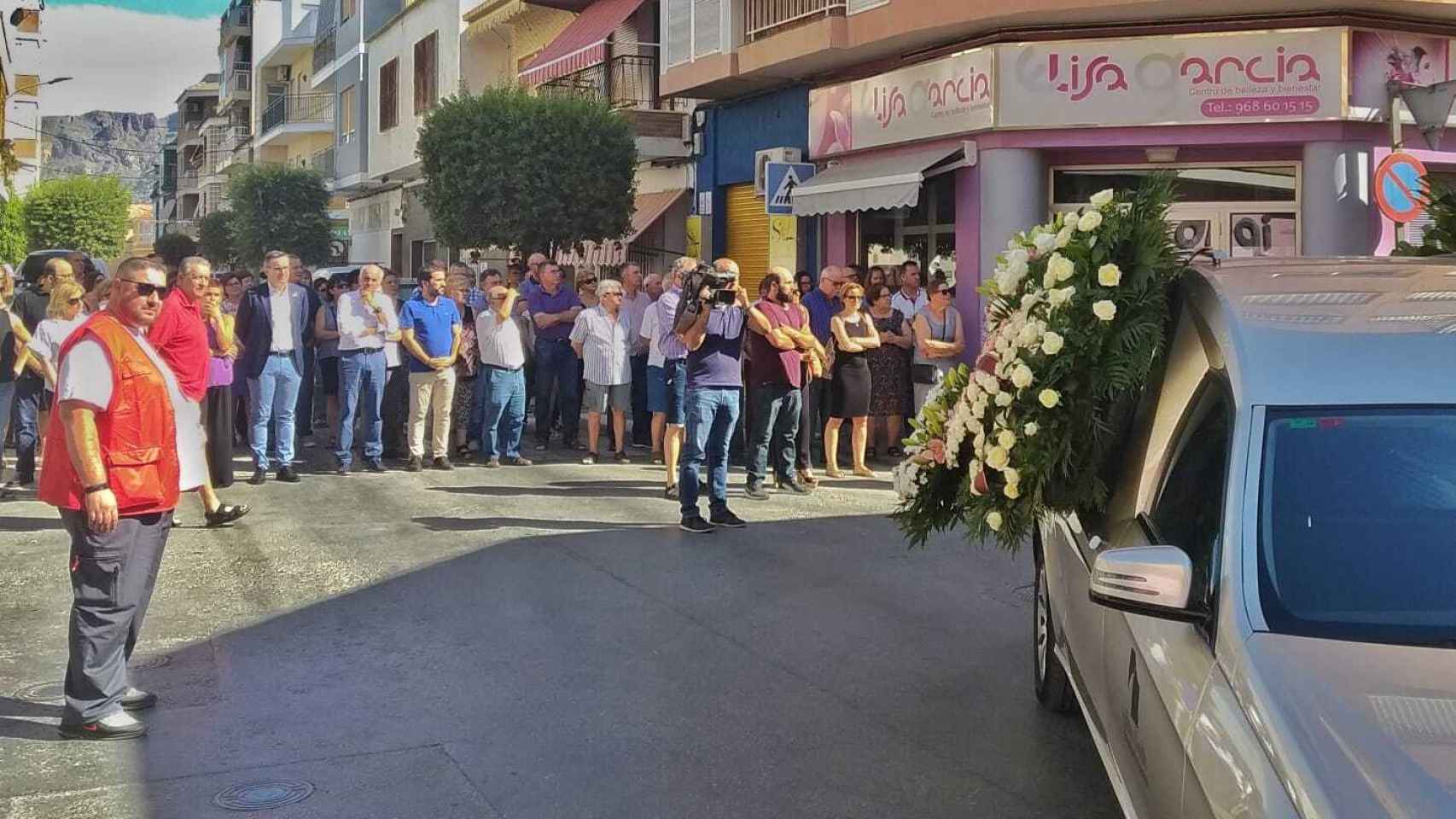 Coche fúnebre durante el entierro del pequeño Cristian