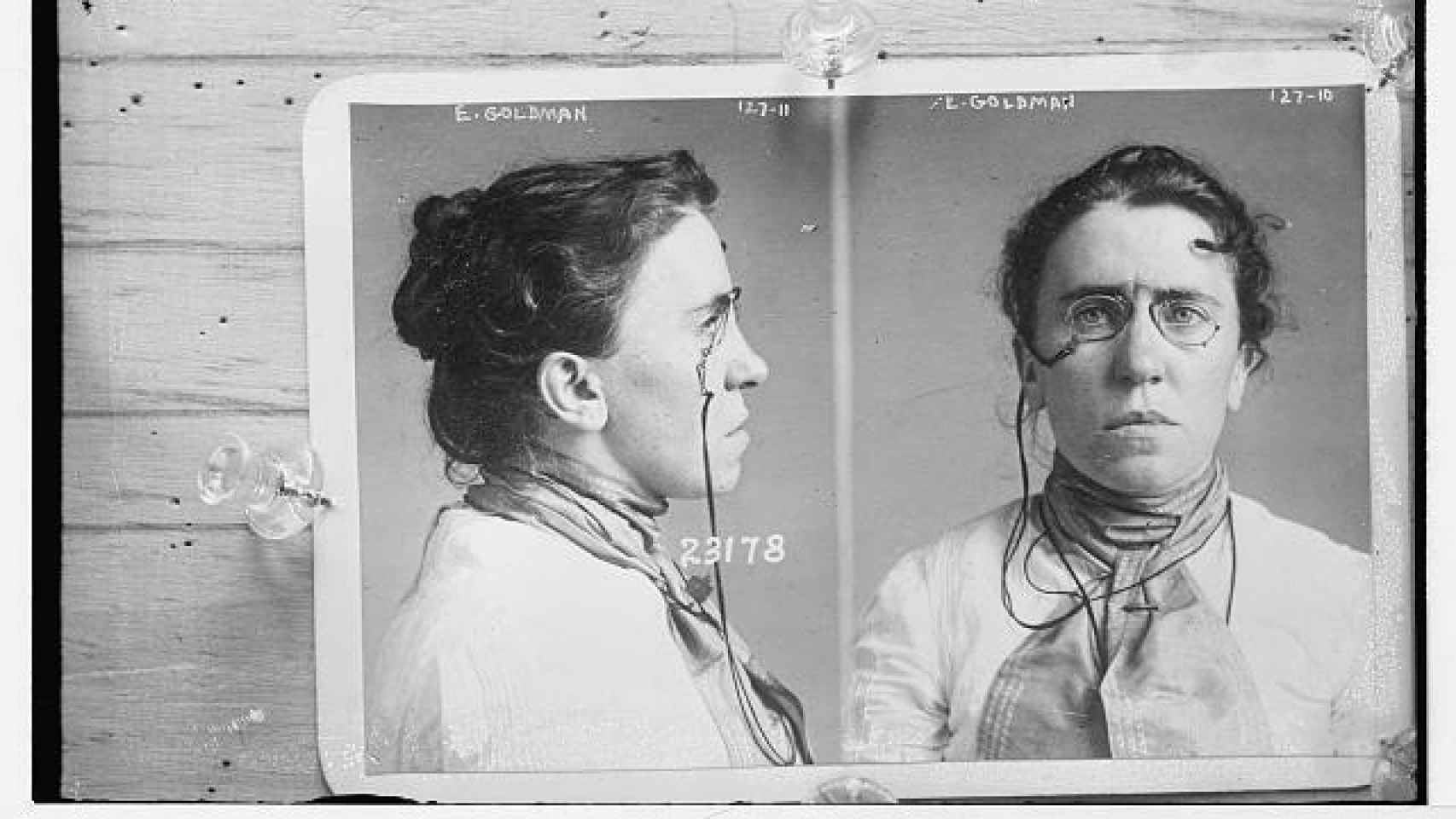 Fotografía de Emma Goldman arrestada por el asesinato del presidente William McKinley (1901).