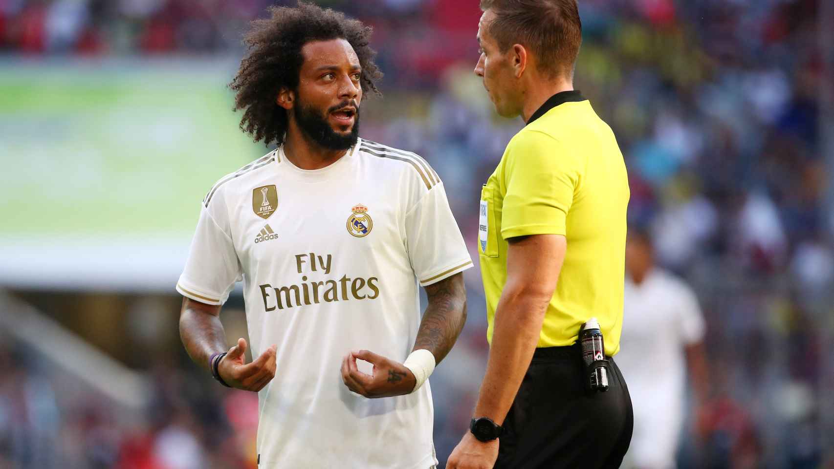 Marcelo dialoga con el árbitro