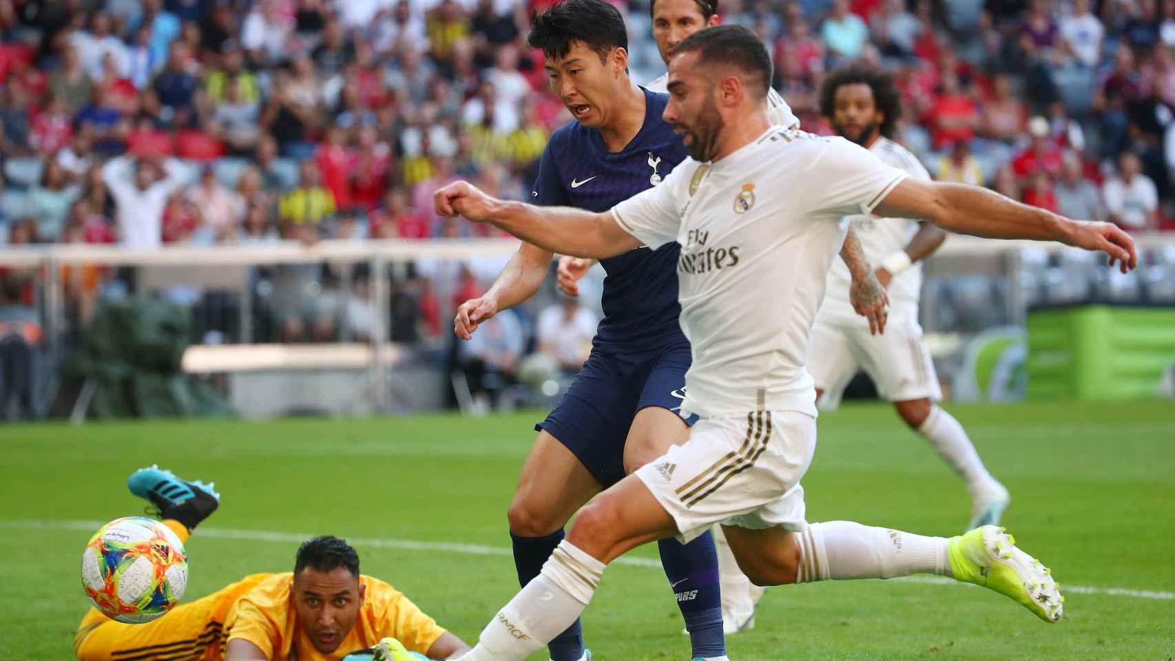Carvajal intenta evitar que el balón entre en la portería del Real Madrid