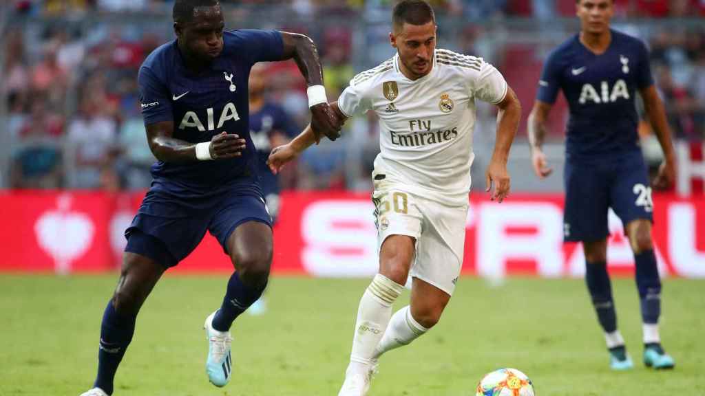 Moussa Sissoko intenta detener el ataque de Hazard