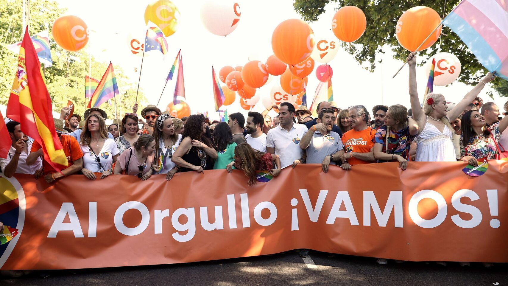 Los representantes de Ciudadanos en la marcha del Orgullo LGTBI en Madrid.