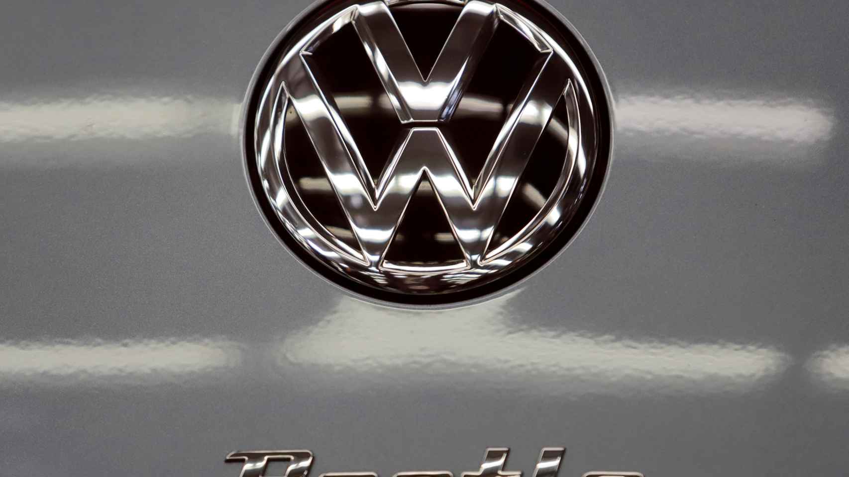 Logo de Volkswagen en un coche, en una imagen de archivo.