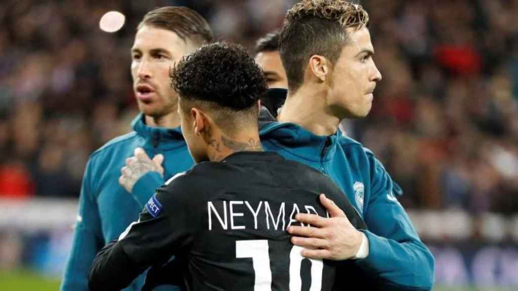 Neymar y Cristiano Ronaldo, juntos durante un partido de Champions entre PSG y Real Madrid.
