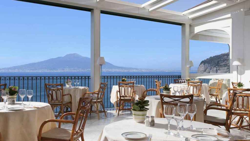 La terraza del hotel restaurante da directamente al mar.