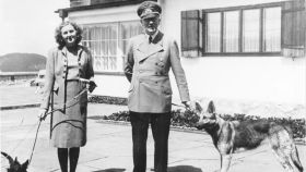 Hitler y Eva Braun en los Alpes.