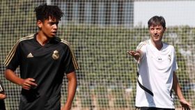 Manu Fernández observa a Víctor, en entrenamiento del Juvenil B del Real Madrid
