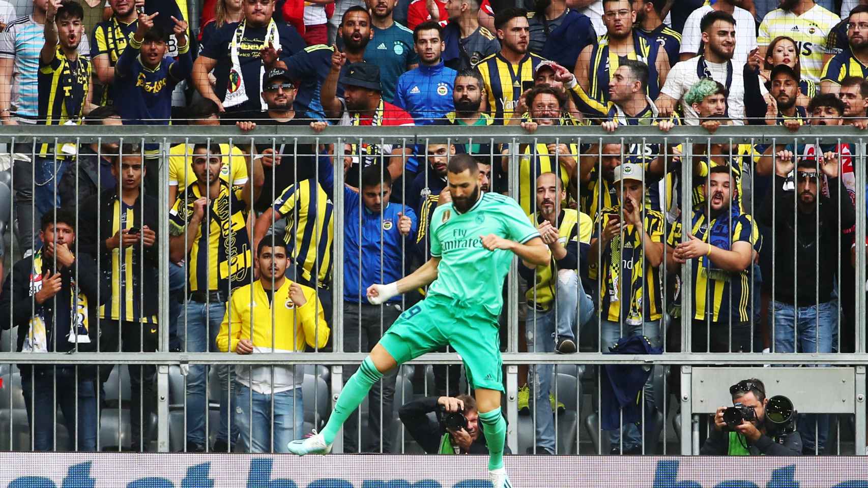 Karim Benzema celebra su gol al Fenerbahce