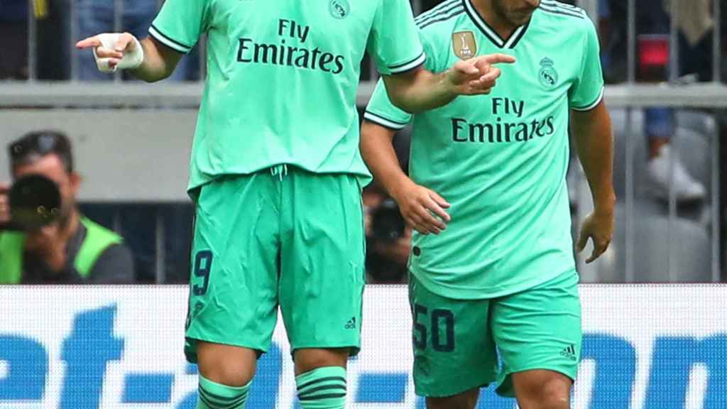 Benzema y Hazard celebran el gol del francés ante el Fenerbahce