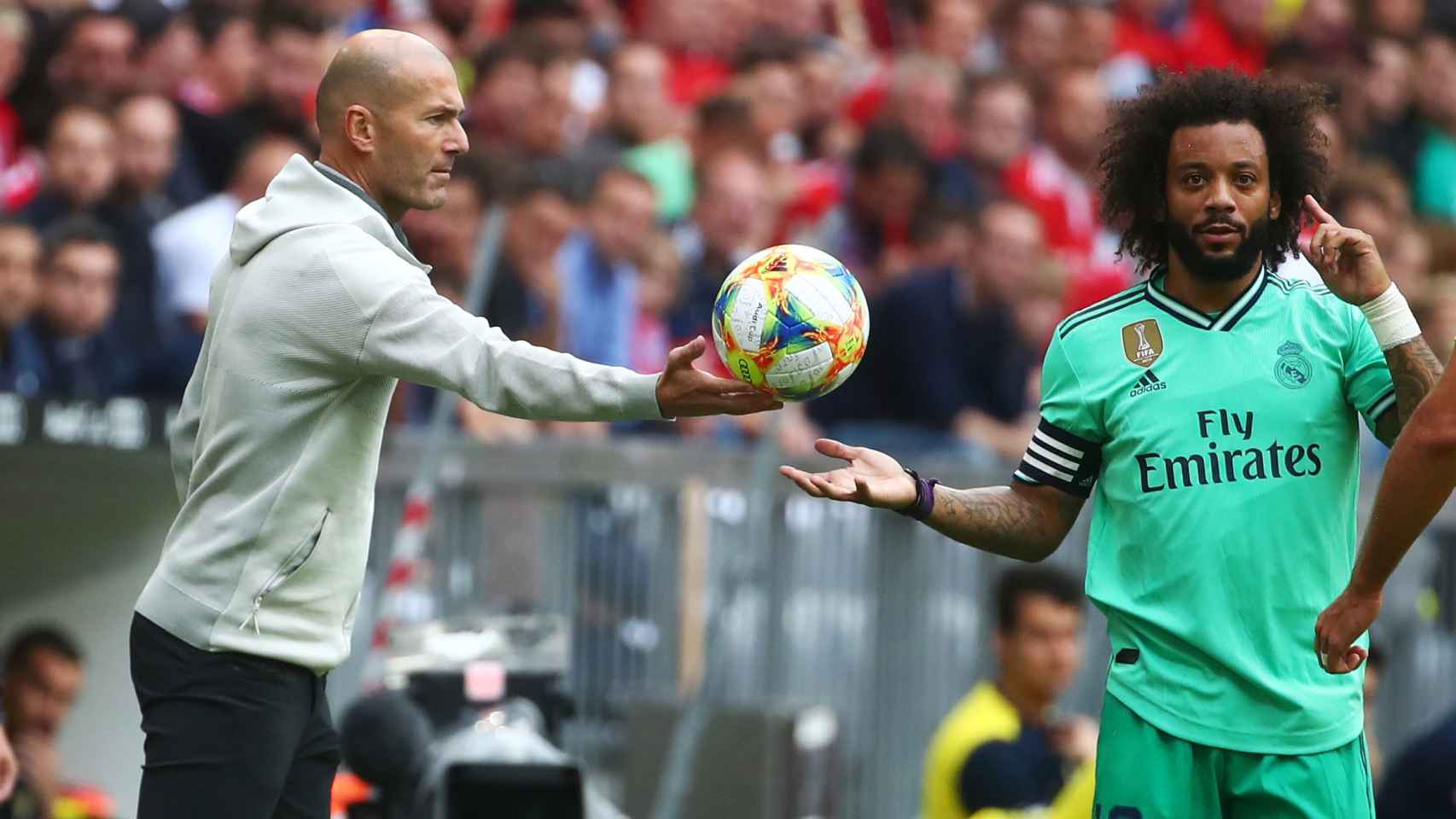 Zidane pasa el balón a Marcelo
