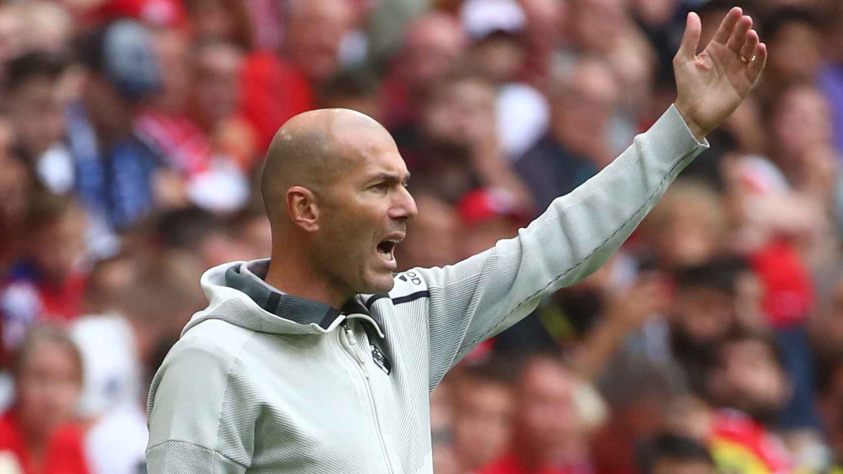 Zidane da órdenes a sus jugadores desde la grada