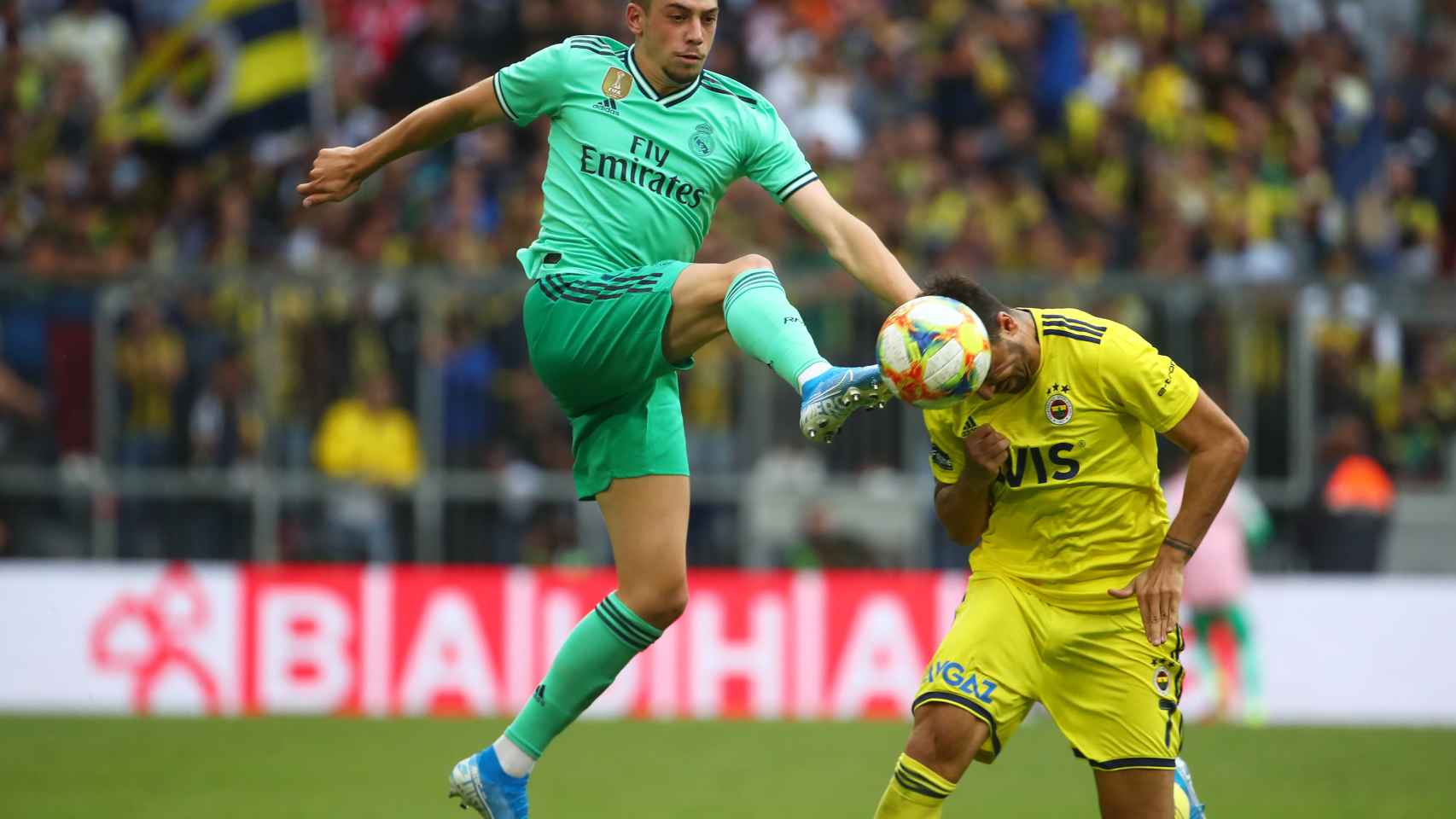 Fede Valverde se adelanta a un jugador del Fenerbahce y le roba el balón