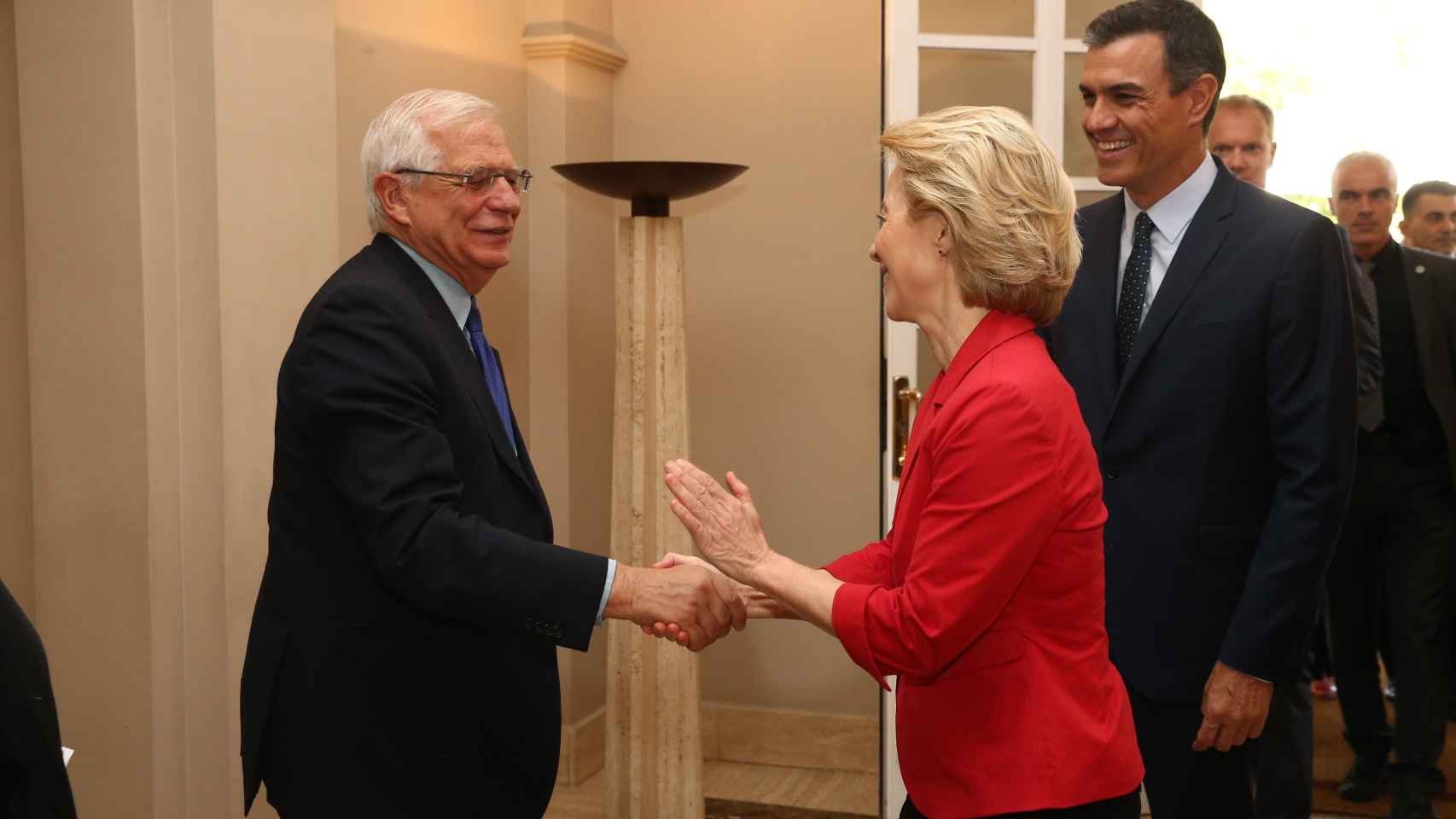 Ursula Von der Leyen saluda a Josep Borrell ante Pedro Sánchez, en una reunión reciente.