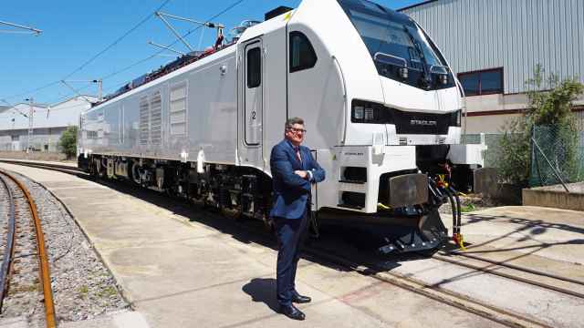 Iñigo Parra, presidente de Stadler España junto con una locomotora de la compañía en sus instalaciones de Valencia.