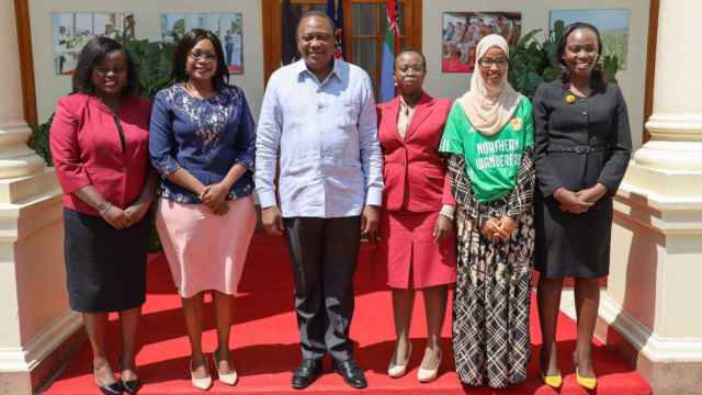 Las cinco finalistas de Ms President con el presidente de Kenia, Uhuru Kenyatta