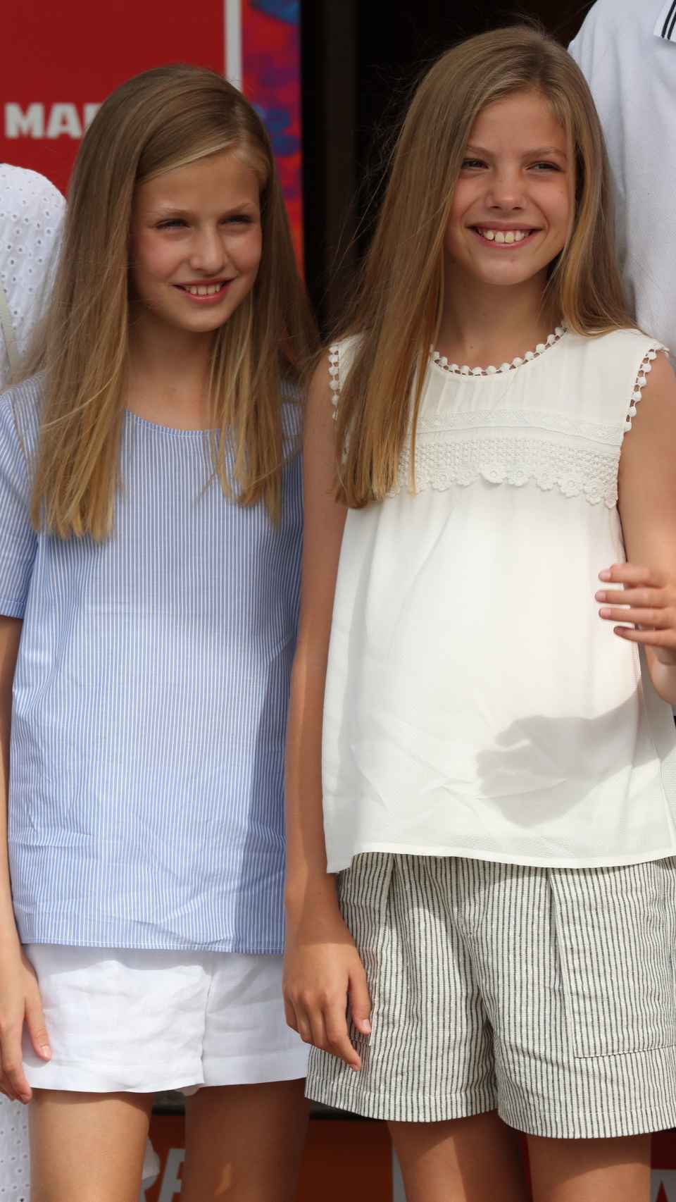 La princesa Leonor y la infanta Sofía han escogido prendas con estampado de rayas para este jueves.