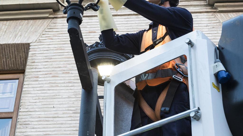 Técnico de Clece implantando las nuevas luminarias LED.