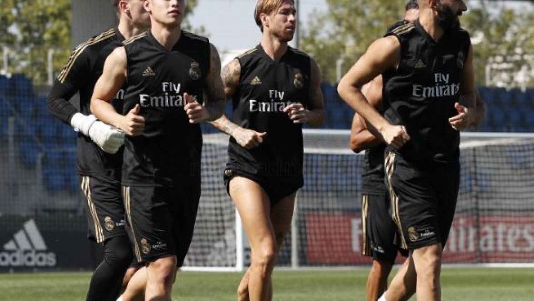 James Rodríguez se entrena con sus compañeros del Real Madrid.