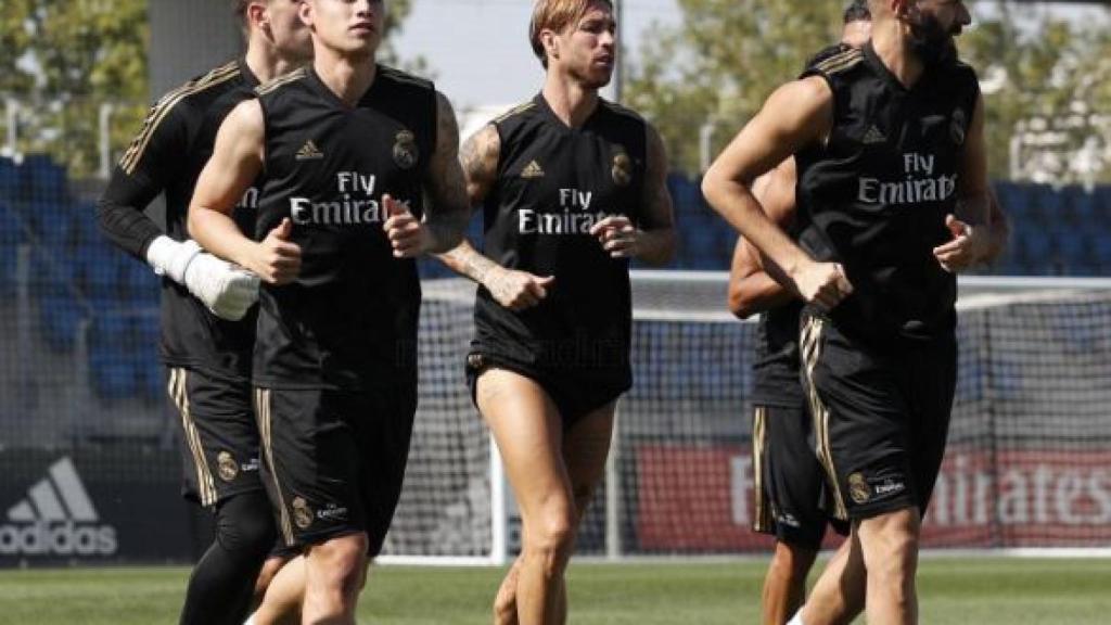 James Rodríguez se entrena con sus compañeros del Real Madrid.