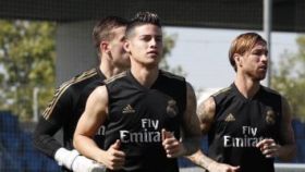 James Rodríguez se entrena con sus compañeros del Real Madrid.