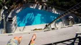 Un joven se lanza a una piscina desde un hotel de Magaluf.