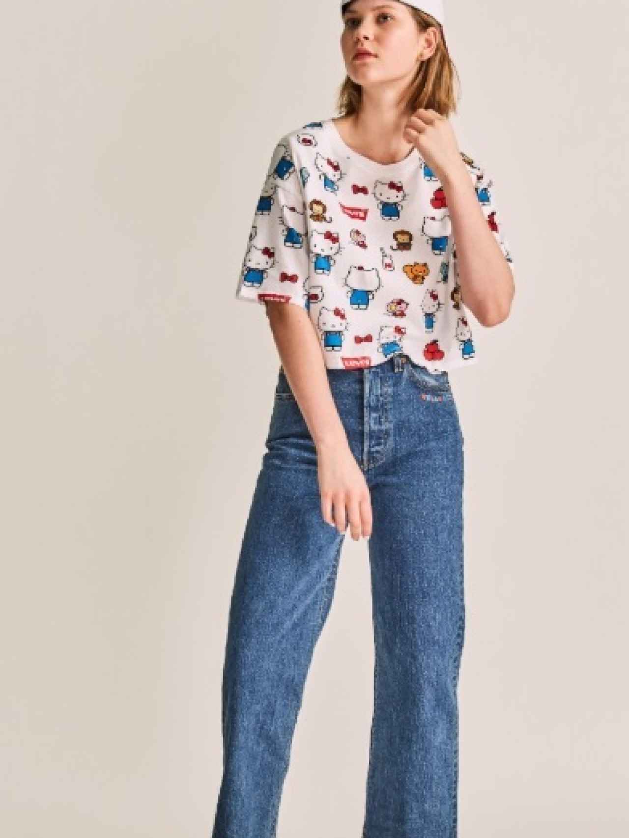 Modelo luciendo una camiseta de Hello Kitty y pantalón de Levis.