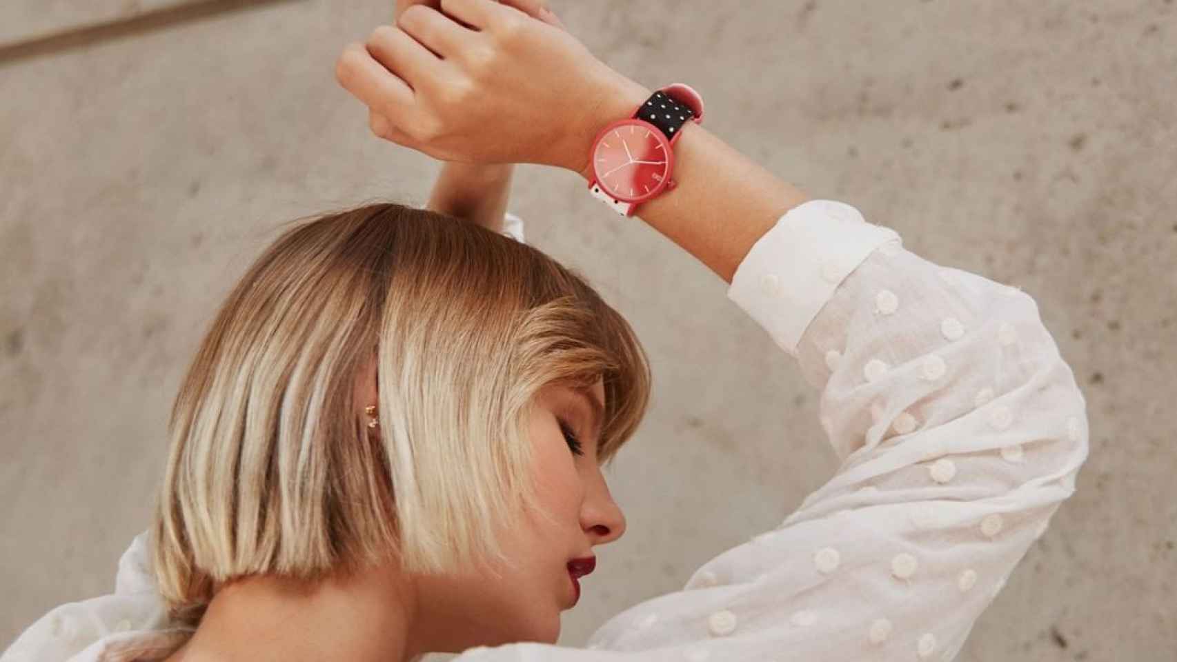 Una modelo luce un Button Watch en una imagen de Instagram.