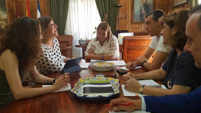 Reunión este jueves en el Ayuntamiento de Talavera entre la alcaldesa, Tita García, y la consejera de Economía y Empleo de Castilla-La Mancha, Patricia Franco