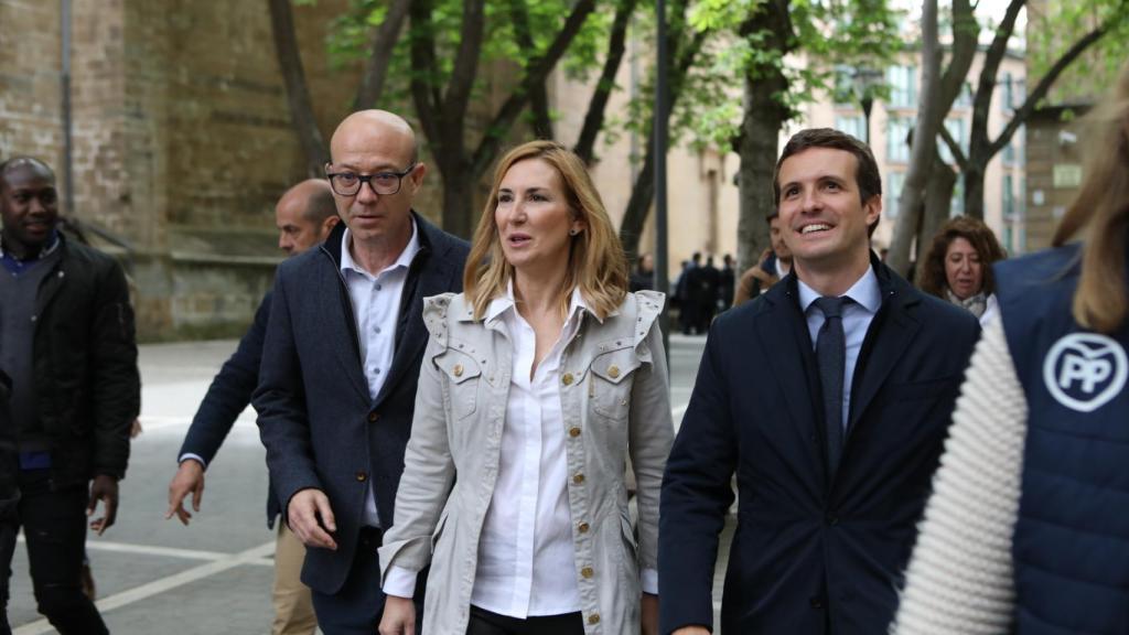 Ana Beltrán junto a el líder del PP, Pablo Casado, en Pamplona el pasado abril.