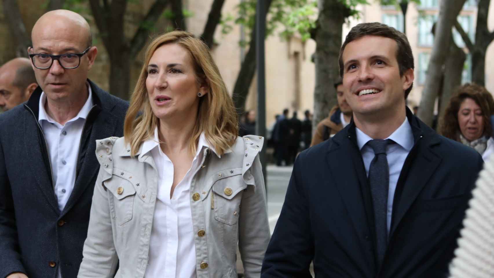 Ana Beltrán  junto a el líder del PP, Pablo Casado, en Pamplona el pasado abril.