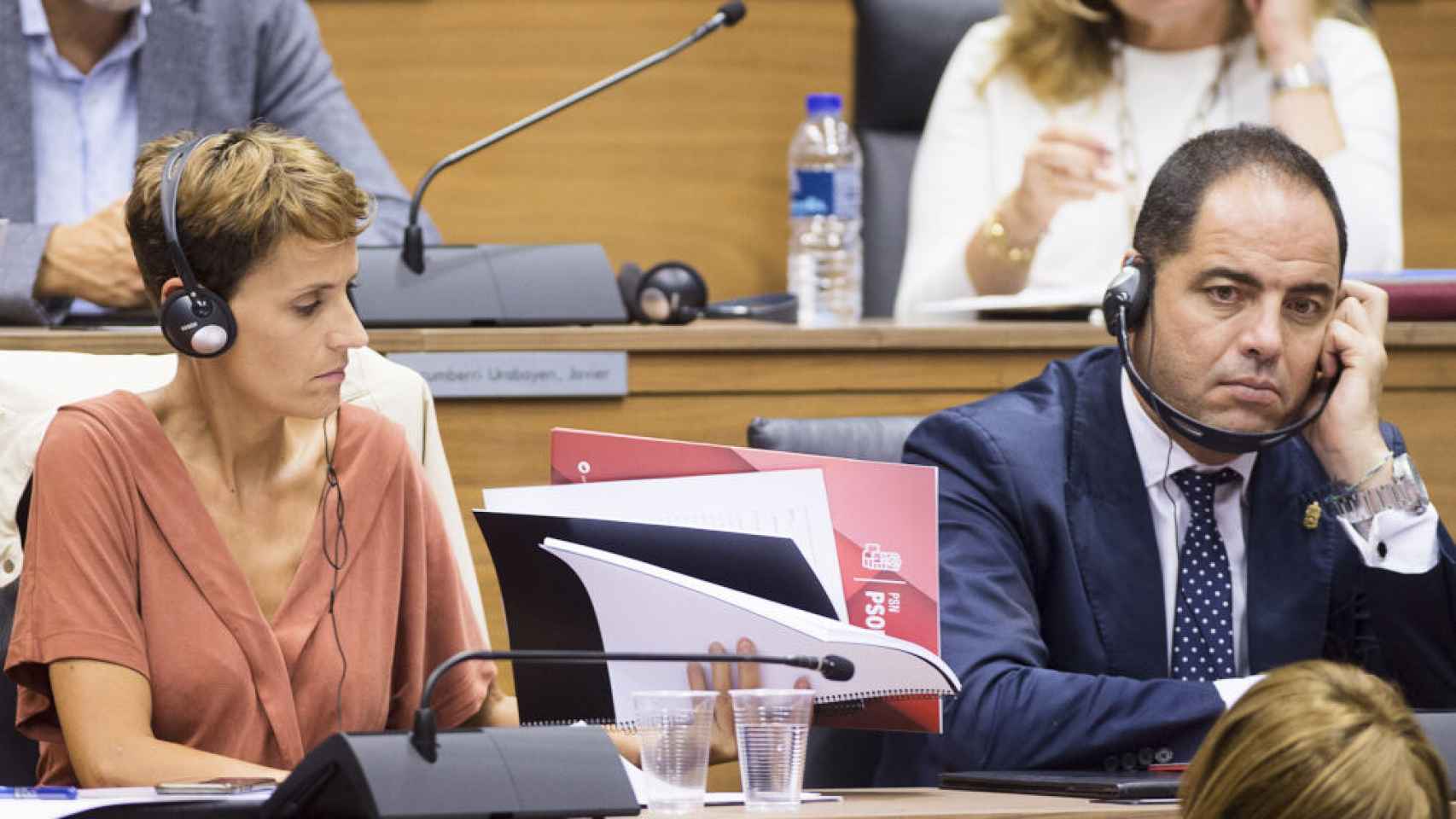 María Chivite y Ramón Alzórriz, utilizaron cascos en el parlamento navarro para poder entender el discurso de Bakartxo Ruiz (Bildu).