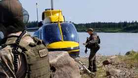 La Policía de Manitoba durante la búsqueda de los fugitivos.