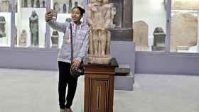 Una chica se hace un selfie en el Museo Egipcio del Cairo.