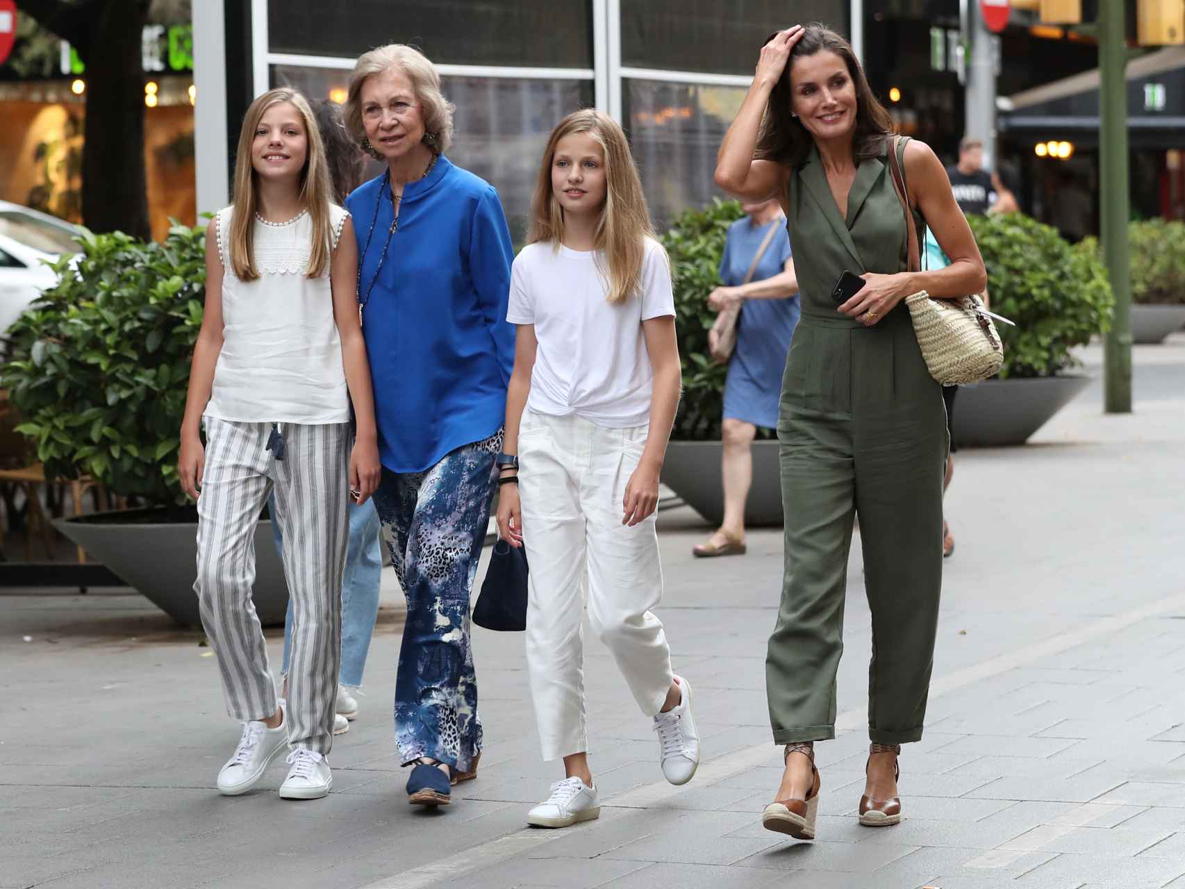 La reina Letizia ha acudido al cine con sus hijas y con la reina Sofía.