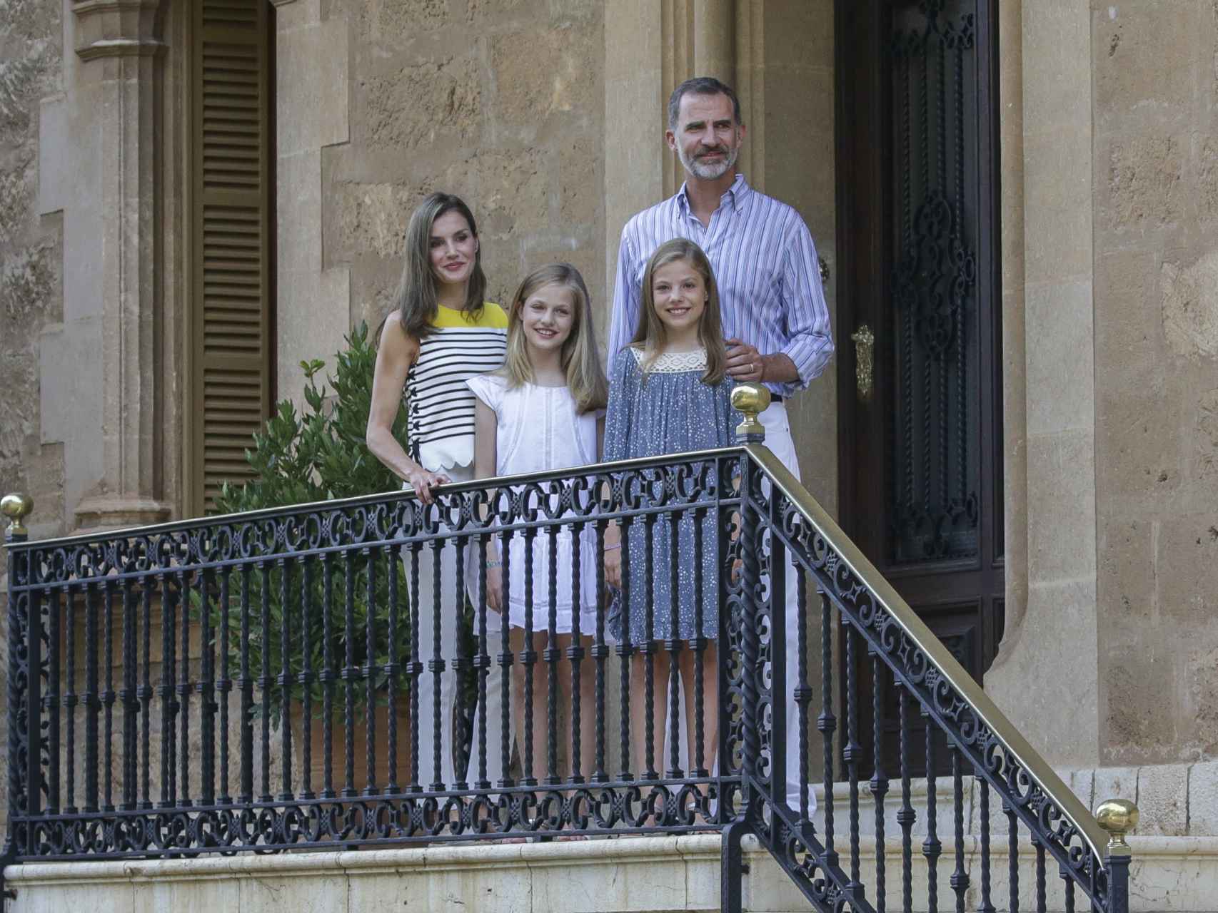 Posado de Letizia, Felipe, la princesa Leonor y la infanta Sofía en 2017.