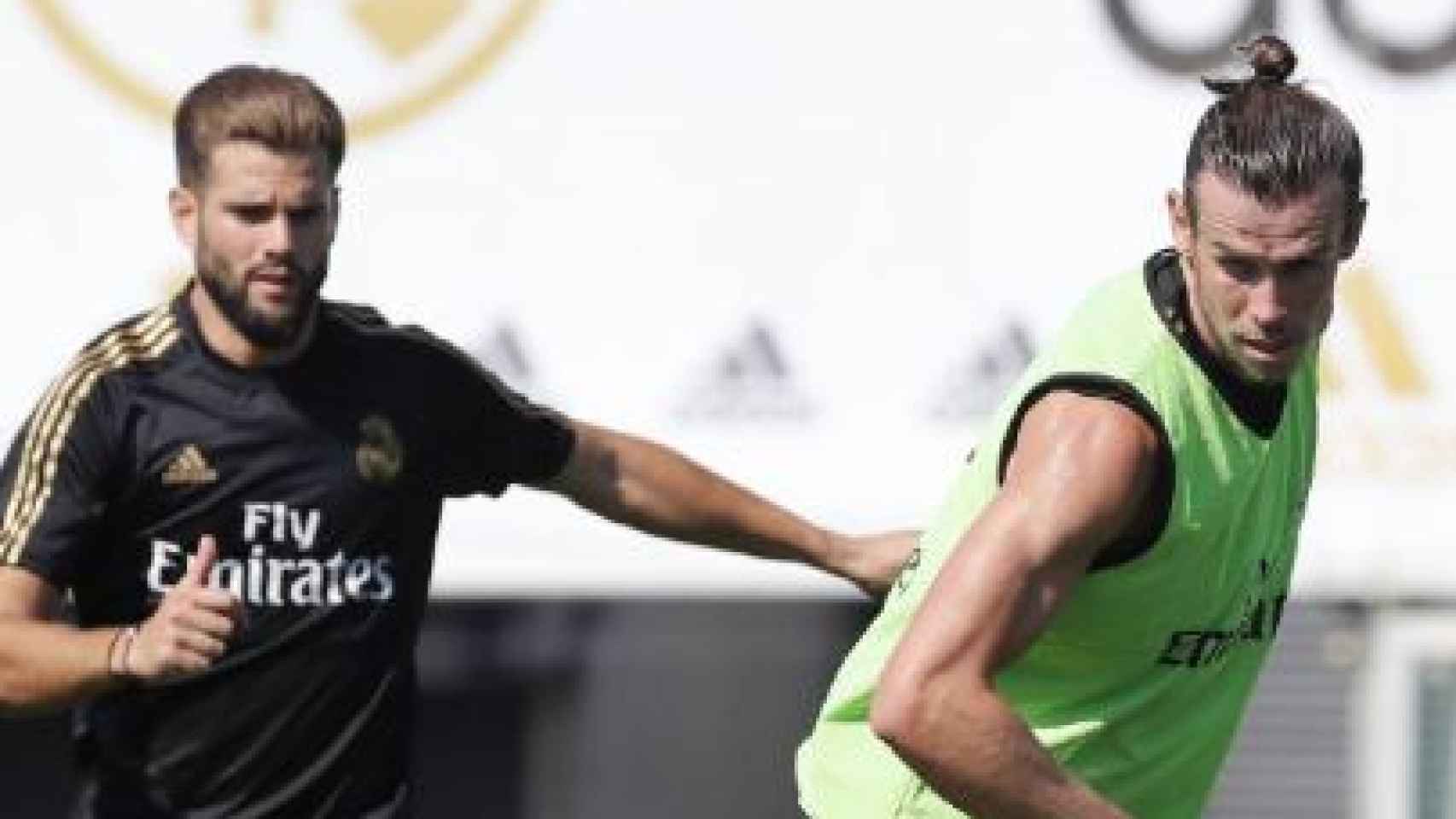 Bale y Nacho Fernández entrenándose con el Real Madrid.