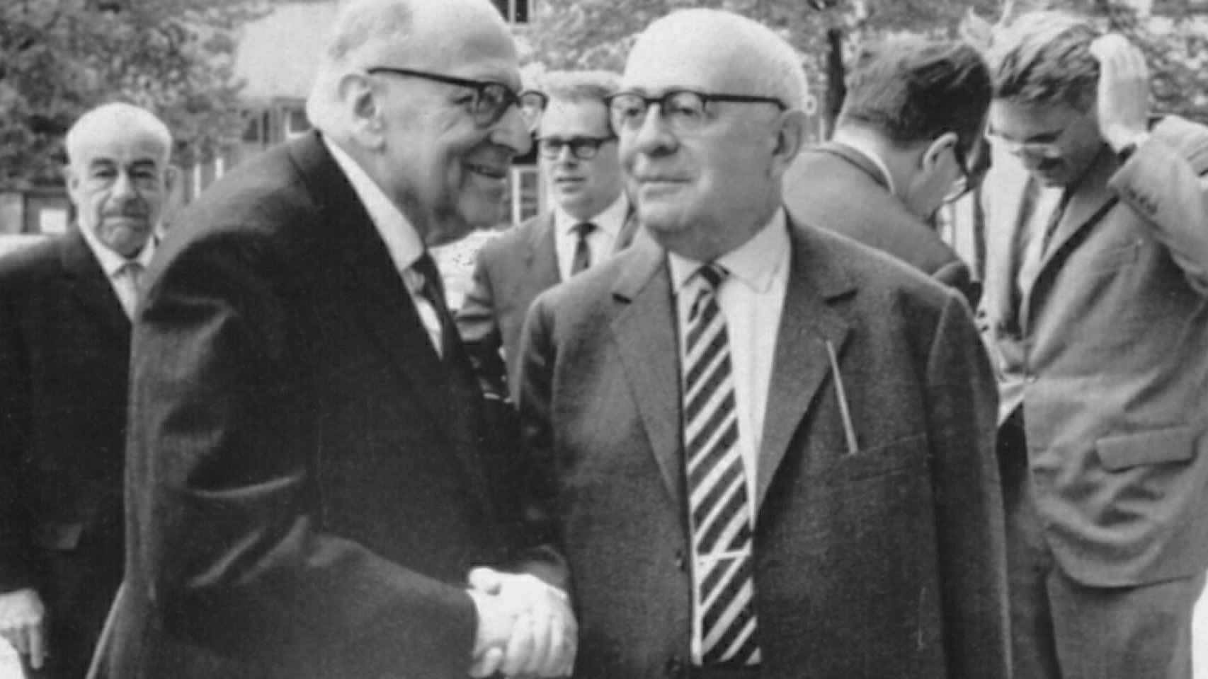 Max Horkheimer (a la izquierda al frente), Theodor Adorno (a la derecha) y Jürgen Habermas (al fondo a la derecha, rascándose la cabeza) en 1964