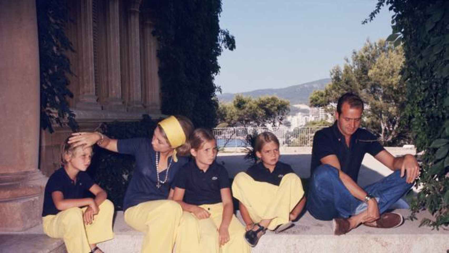 La Familia Real, en Marivent, posa en 1975: Felipe, Sofía, Elena, Cristina y Juan Carlos.